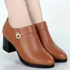 Sapatos da Mamãe 2026 Outono Novo Estilo Solado Macio Couro Macio Antiderrapante Sapatos para Mulheres de Meia-Idade Corte Profundo Sapatos Pequenos de Couro para Trabalho de Senhoras de Meia-Idade e Idosas