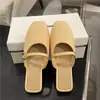Chinelos Novo Estilo 2025, Calçados para Uso Externo de Solado Plano, Sapatos de Verão Slip-On com Biqueira, Mules Preguiçosos da Moda e Versáteis para Venda por Atacado