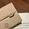 Pendientes de aro curvos de cobre ecológicos en toda la superficie, modernos y sencillos, con incrustaciones de circonita blanca, pendientes de dos tonos para orejas perforadas