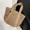 Bolso de hombro único de gran capacidad para debajo del brazo, bolso tejido de paja de papel moderno, bolso de mano tipo tote versátil con borlas para vacaciones en la playa