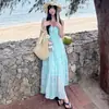Vestido Longo com Decote V e Alça no Pescoço, com Estilo Puro e Sedutor, Adequado para Férias na Praia