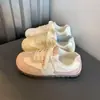 Zapatos blancos de diseño de nicho bordados dulces populares de otoño, zapatillas casuales versátiles planas y cómodas para mujer