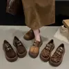Sapatos Birkenstock totalmente fechados de sola grossa para mulheres 2026 outono novo estilo mocassins que aumentam a altura para pessoas baixas estilo retrô versátil casual sapatos de dia a dia