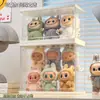 Caja de Exhibición Labubu Bubble Mart Muñeca Llorando Labubu Colgante de Vinilo Almacenamiento Caja a Prueba de Polvo Hecho a Mano Oficina Espejo Cruzado