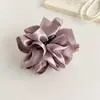 Pinza de Plátano de Satén Plegado con Flor de Botón Estilo Coreano de Alta Gama Exquisita para Mujer, Pinza para el Cabello Tridimensional para Estilo Completo en la Parte Posterior de la Cabeza