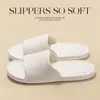 Zapatillas de textura de cuero EVA para mujer, sandalias ligeras de lujo para interior del hogar, zapatillas de una sola tira para ducha y baño, novedad de verano 2026 para hombre
