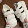 Zapatillas blancas de Velcro para niñas con suela gruesa, zapatos blancos para estudiantes, mocasines que aumentan la altura para chicas mayores, nuevo modelo de primavera