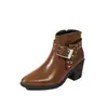 Botas Femininas Outono 2026 Novo Estilo Europeu e Americano Bico Fino Zíper Lateral Salto Alto Cano Curto com Fivela de Cinto e Rebites