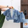 Ropa Infantil Wuxiaoqi 2026 Verano Nuevo Estilo 0-4 Años Niños Chaleco de Mezclilla de Manga Corta con Auriculares Conjunto de Tres Piezas
