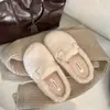Chinelos fechados estilo francês retrô com forro de pelúcia para mulheres, sapatos de algodão de sola grossa para o inverno 2026, tamancos casuais sem cadarço para mulheres