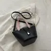 Bolsa cesta moderna e estilosa para mulheres, novo modelo inverno 2026, cor sólida elegante, alto valor estético, bolsa de ombro de nicho