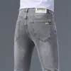 Jeans masculinos italianos de alta qualidade, corte slim, marca da moda, novo modelo primavera/verão 2026, calça longa casual cinza claro