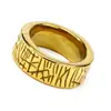 Anel de aço titânio banhado a ouro 18K com padrão de árvore, estilo vento frio da moda transfronteiriço, anel unissex, à vista