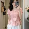 Camisa corta elegante con volantes de manga corta para mujer talla grande, nuevo estilo de verano, top adelgazante y versátil para chicas talla grande que da un aspecto juvenil