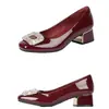 Zapatos cuadrados de punta para mujer estilo francés, nuevo modelo otoño 2026, con pedrería, estilo elegante y delicado, versátiles con faldas, tacones altos gruesos