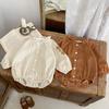 Moda Otoño 2026 Nuevo Estilo para Niñas Bebé: Elegante Mameluco de Pana Bordado de Manga Larga con Cuello Fruncido