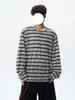 Camiseta listrada color-block de gola redonda e manga longa 2026 para homens, casual, versátil, com design estiloso, corte solto e estilo simples, adequada como camada base