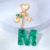 Colgante de Letra de Epoxi Verde con Llavero de Corazón Colgante de Lazo Colgante para Bolso de Niña Regalo de Vacaciones