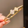 Pulsera Hebilla de Uña de Circonita Electrochapada en Oro Real de 18 Quilates Lujo Accesible Pulsera de Gama Alta Diseño de Nicho Joyería Versátil para la Mano