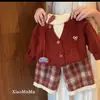 Conjunto de outono e inverno para meninas 2026 novo estiloso bebê suéter espesso malha forrado com fleece xadrez conjunto de duas peças
