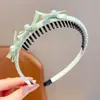 Diadema de Cuadros Morado Claro Estilo Suave con Tres Lazos Pequeños y Decoraciones de Perlas en el Lado, Creando un Ambiente Dulce y Femenino