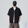 Nova camisa curta minimalista texturizada solta de manga curta, top casual masculino de verão com corte solto