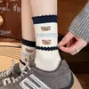 Calcetines dulces de oso estilo japonés para otoño e invierno para mujer, calcetines de encaje a media pantorrilla estilo universitario, calcetines casuales versátiles lindos de dibujos animados para mujer