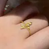 Anillo Doble Mariposa Oro Arena Cepillado Diamante Mismo Estilo Tienda de Oro Puzuo Anillo de Lujo Accesible para Mujer Moda Retro Anillo para Dedo Índice