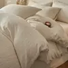 Juego de ropa de cama de cuatro piezas de terciopelo de leche engrosado y bordado para otoño e invierno, que incluye sábanas cálidas, funda de edredón y sábana bajera, diseñado para el dormitorio principal con una estética simple pero elegante.