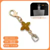 Colgante Lindo Estilo Ins Trébol de Cuatro Hojas Creativo Cubierta Protectora para Auriculares Bolsita Accesorios Colgante Colorido Decoración para Funda de Teléfono Móvil