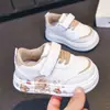 Novos Sapatos Infantis para Bebês para Meninas e Meninos da Primavera e Outono de 2026, Sapatos de Couro Branco, Tênis Baixos Cartoon da Moda