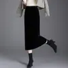 Falda Recta de Terciopelo Dorado Ajustada a la Cadera para Mujer 2026 Otoño/Invierno Nueva Cintura Alta Adelgazante Longitud Media Elegante con Abertura
