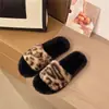 Zapatos Versátiles de Moda Otoño/Invierno Tendencia Celebridad de Internet Zapatillas de Algodón de Suela Gruesa Chanclas Estampado de Leopardo 2026 Zapatillas de Piel Calzado de Exterior para Mujer