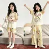 Conjunto de Tres Piezas de Dibujos Animados para Niñas Verano Nuevo Estilo Pijama de Manga Corta Ropa de Casa Súper Linda para Niños Conjunto de Pantalones Largos