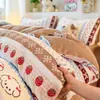 Fresco y Acogedor de Invierno Juego de Cuatro Piezas de Ropa de Cama Gruesa Cálida de Leche Polar Juego de Tres Piezas Estilo Funda de Edredón Sábana Bajera de Coral
