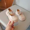 Sapatos de Princesa com Solado Macio para Meninas 2026 Novos Sapatos de Couro Antiderrapantes Estilo Britânico para Meninas Pequenas Sapatos de Festa Modernos
