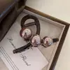 Presilha de Cabelo Elegante e Estilosa com Pérolas, Prendedor de Cabelo Grande Tipo Pinça Tubarão para Mulheres, Novo Modelo 2024, Acessório de Cabelo de Alta Qualidade para o Outono