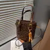 Bolsa de Leopardo de Nicho Súper Popular de Comercio Exterior para Mujer Nueva Moda Otoño e Invierno 2025 Bolso Cruzado Versátil Bolso de Hombro Bolso Cubo