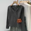 Camiseta básica blanca con cuello en V pequeño para mujer, nueva camiseta para principios de otoño de 2025, única y hermosa, elegante top de punto como capa interior para mujer