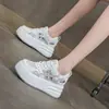 Zapatos Blancos de Suela Gruesa para Aumentar la Altura para Mujeres Petites 2026 Malla Hueca Casual Moda Versátil Transpirables Zapatos Deportivos