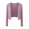 Top sin mangas moderno y elegante, cárdigan de manga larga y pantalones ligeramente acampanados: una nueva colección de otoño para mujer, diseñada para estilizar y favorecer.