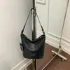 Bolso de axila tejido de patrón retro de nicho, bolso tipo cubo para mujer, nuevo bolso de hombro cruzado de gran capacidad popular de moda 2026