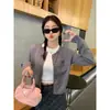 Cárdigan gris para mujer, nueva chaqueta de punto para principios de otoño 2026, tacto de alta gama, estilo corto de otoño, manga larga, prenda exterior suave y acogedora