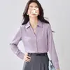 Camisa de Cetim Feminina Primavera e Outono 2026, Manga Longa Solta, Elegante, Textura Vertical, Botão Metálico, Blusa de Chiffon Elegante Emagrecedora