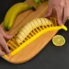 Venta al por mayor de fábrica creativo plástico cortador de plátano gadget de cocina divisor de frutas casero rebanador de plátano