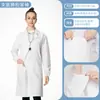 Batas blancas de manga corta de alta calidad, resistentes a las arrugas, adecuadas para entornos médicos, de laboratorio y de servicio de alimentos.. Personalizable con logotipos. Venta al por mayor disponible a precios reducidos para pedidos grandes