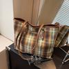 Bolsa de hombro portátil de alta gama para otoño e invierno, bolsa de mano de lana a cuadros de estilo occidental de moda, bolsa para mujer con diseño de nicho