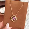 Colar Pingente de Trevo de Quatro Folhas da Moda Inlaid com Zircônia Colorida Design Estilo Dopamina Exquisite Necklace Corrente para Clavícula Feminina