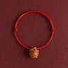 Pulsera de Cuerda Roja de Madera de Durazno con Cesta de Durazno para Hombres, Mujeres, Niños y Bebés en su Año Zodiacal, Segura y de Buena Suerte, Pulsera Protectora Extremadamente Fina para Prevenir el Susto
