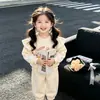 Conjunto Súper Lindo para Niñas Nuevo Sudadera con Capucha y Hombros Fruncidos de Dibujos Animados Primavera y Otoño Nuevo Conjunto de Dos Piezas de Pantalones Jogger Lindos de Dibujos Animados
